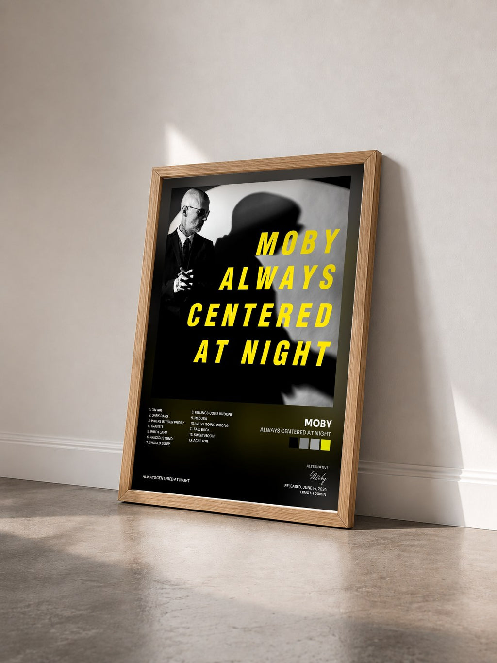 #bois Tableau de l'album always centered at night de Moby vu de trois quarts, cadre en bois brut
