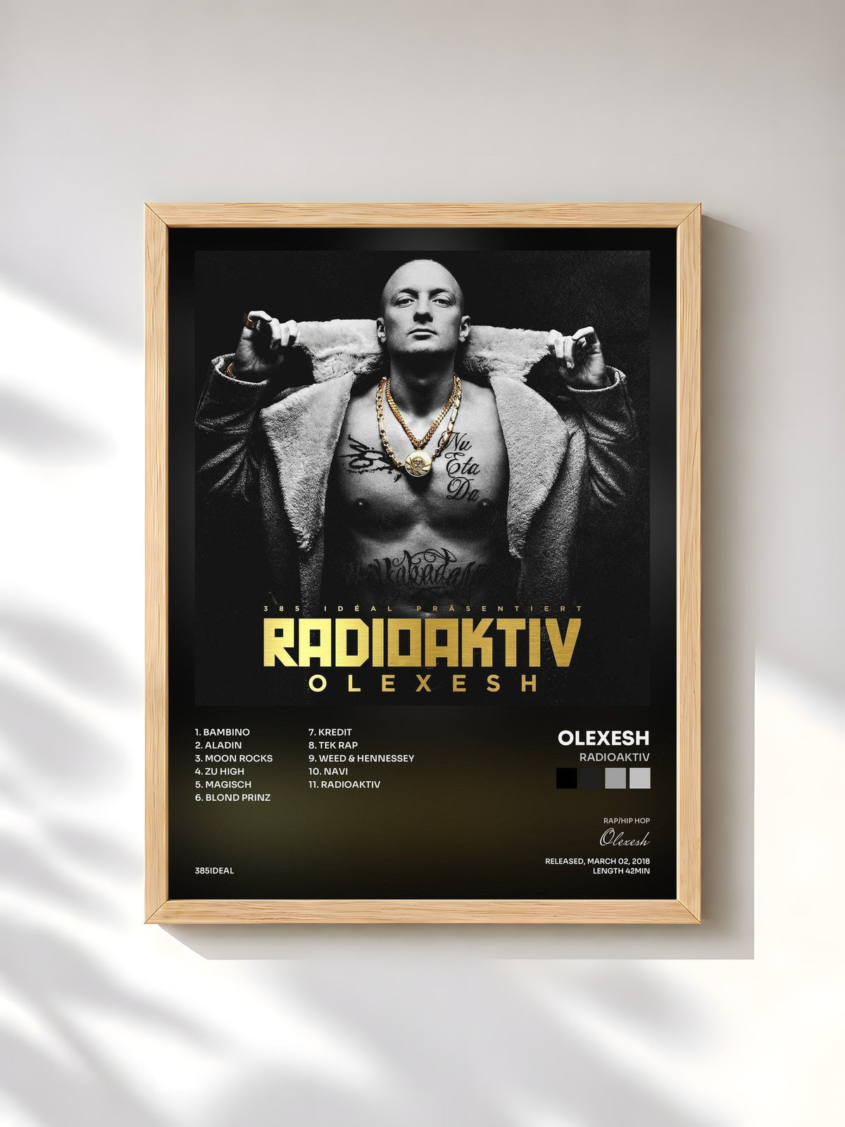 #bois Tableau de l'album Radioaktiv de Olexesh, cadre en bois brut, imprimé et encadré en France