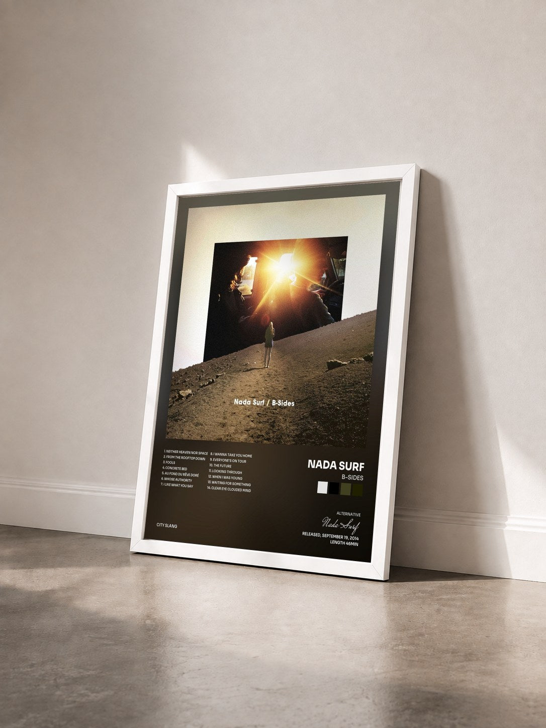#blanc Tableau de l'album B-Sides de Nada Surf vu de trois quarts, cadre blanc