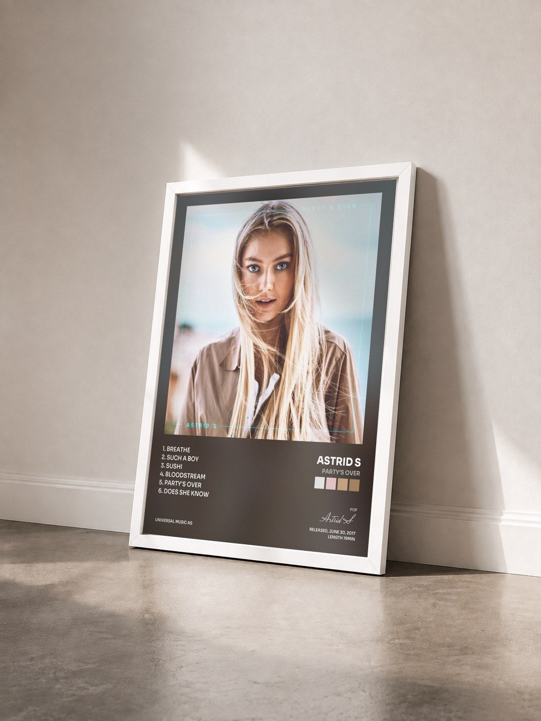 #blanc Tableau de l'album Party's Over de Astrid S vu de trois quarts, cadre blanc