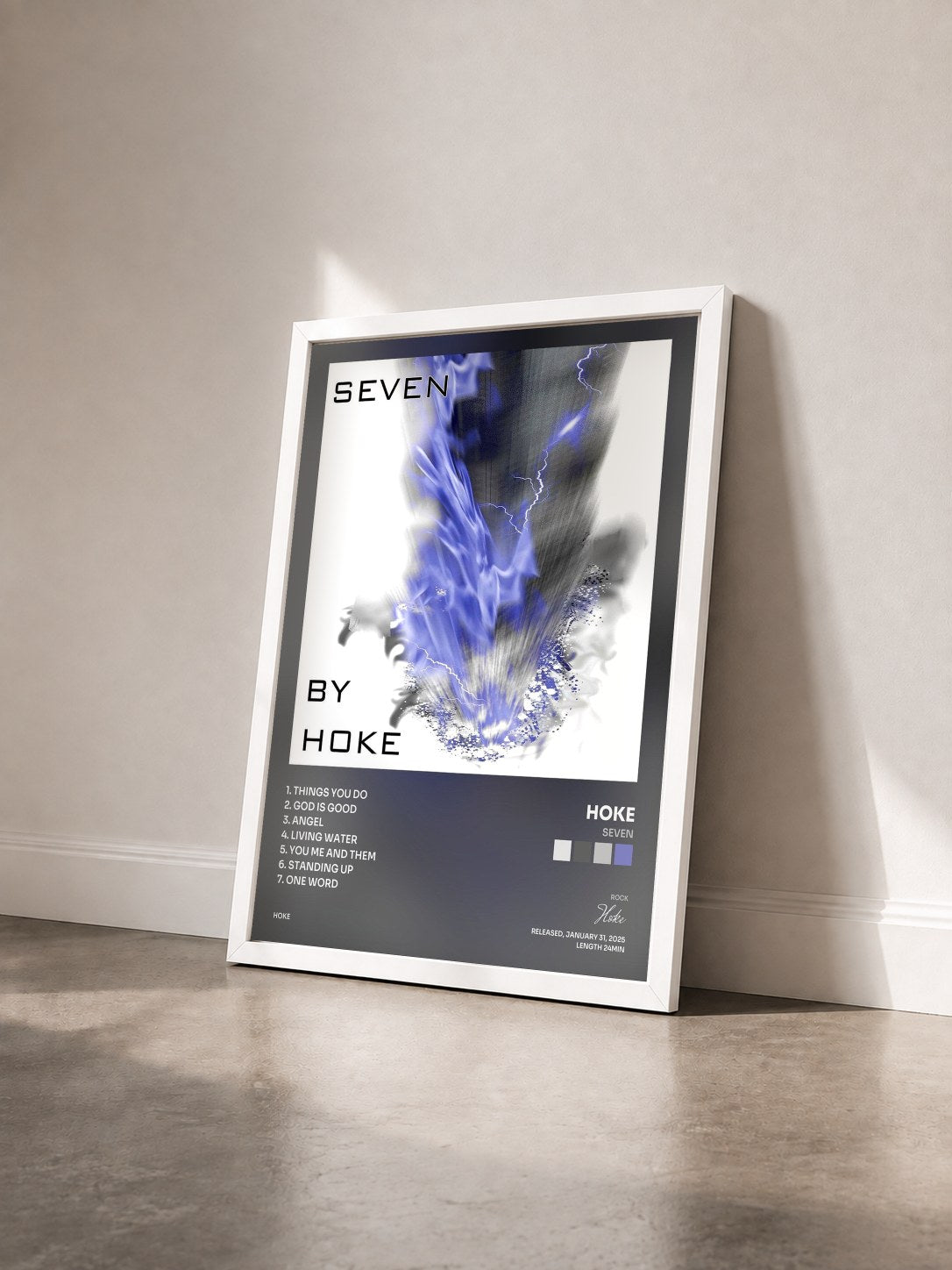 #blanc Tableau de l'album Seven de Hoke vu de trois quarts, cadre blanc