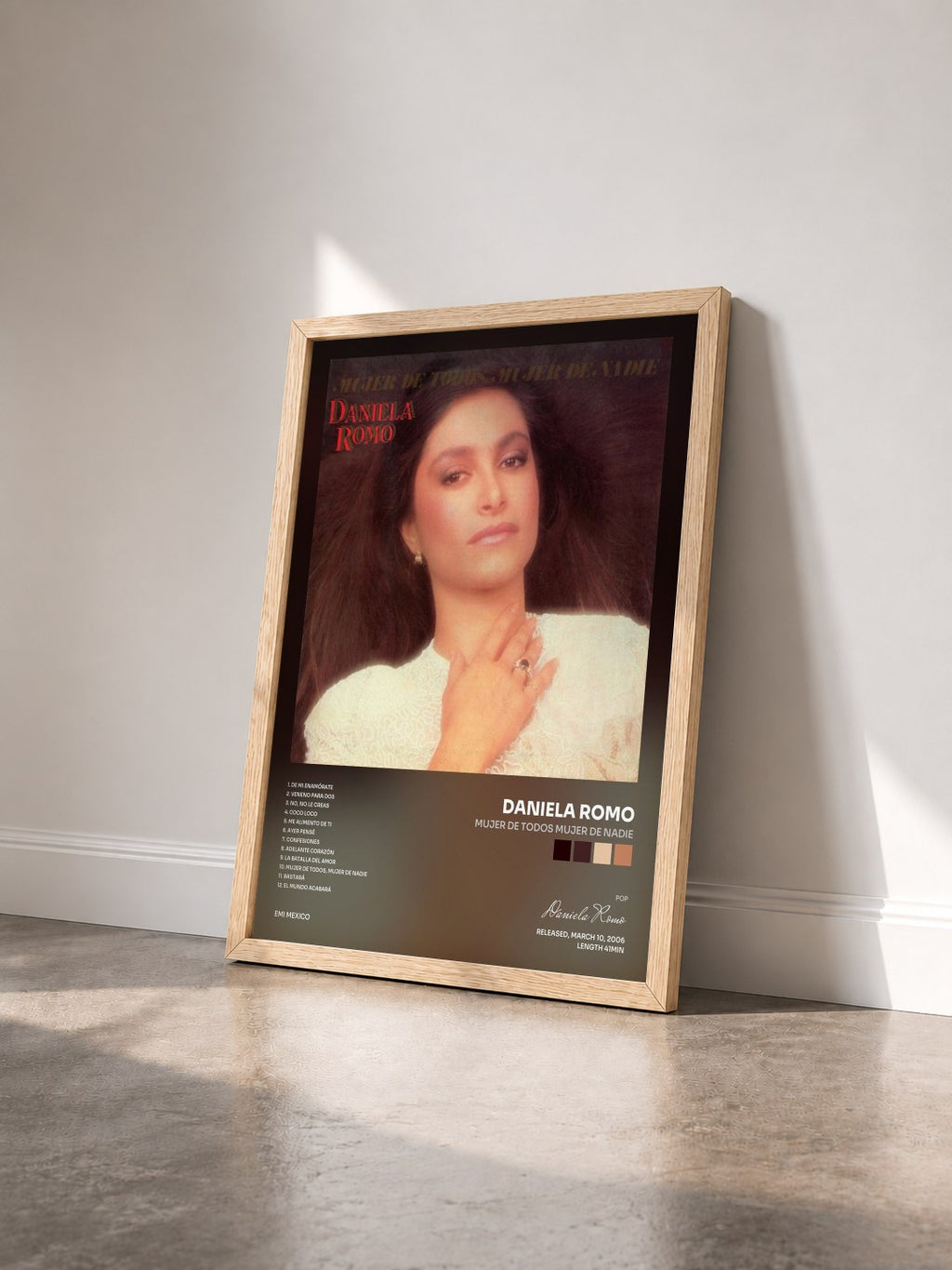 #bois Tableau de l'album Mujer De Todos Mujer De Nadie de Daniela Romo vu de trois quarts, cadre en bois brut