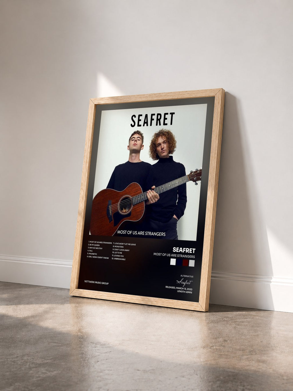 #bois Tableau de l'album Most of Us Are Strangers de Seafret vu de trois quarts, cadre en bois brut