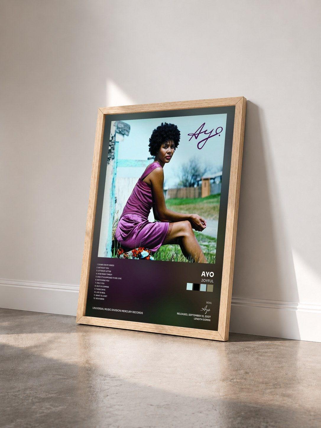 #bois Tableau de l'album Joyful de Ayo vu de trois quarts, cadre en bois brut