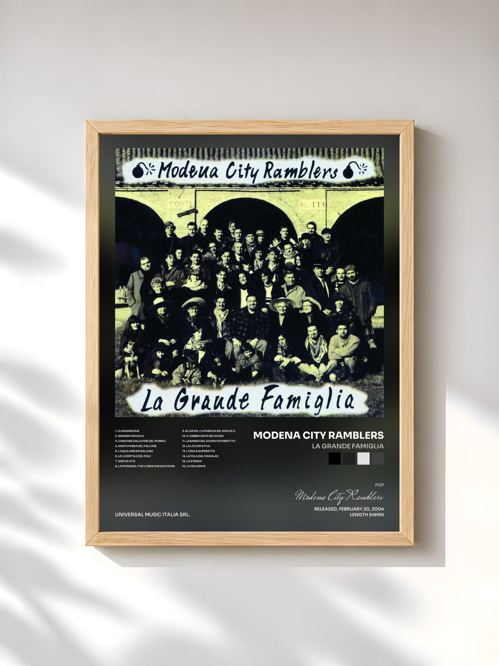 #bois Tableau de l'album La Grande Famiglia de Modena City Ramblers, cadre en bois brut, imprimé et encadré en France