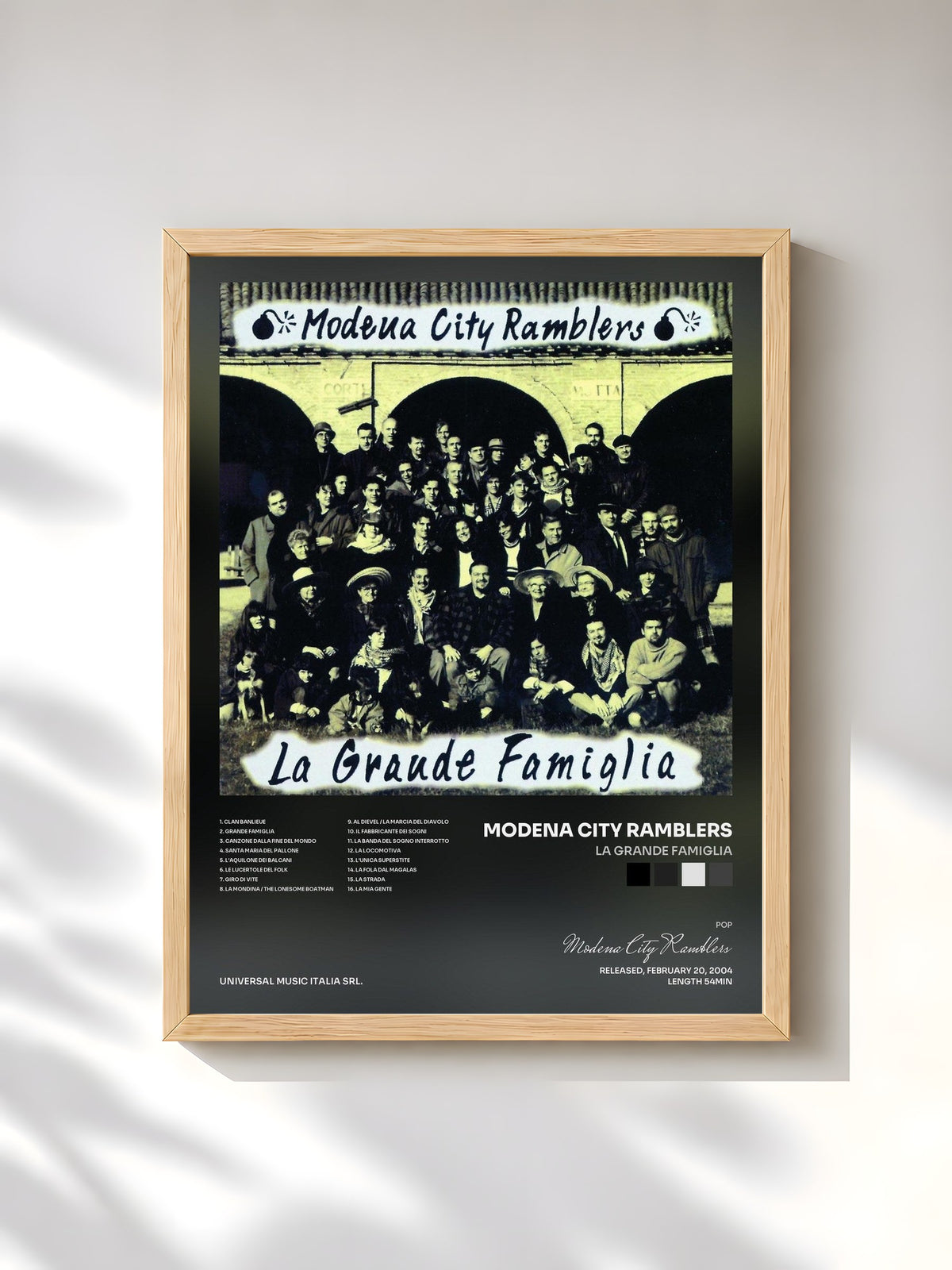 #bois Tableau de l'album La Grande Famiglia de Modena City Ramblers, cadre en bois brut, imprimé et encadré en France