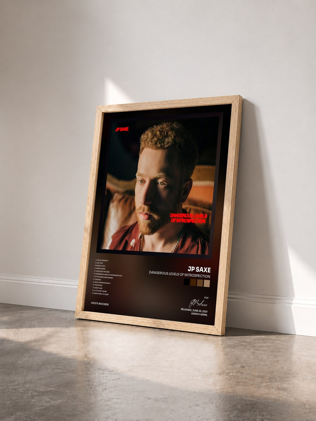 #bois Tableau de l'album Dangerous Levels of Introspection de JP Saxe vu de trois quarts, cadre en bois brut