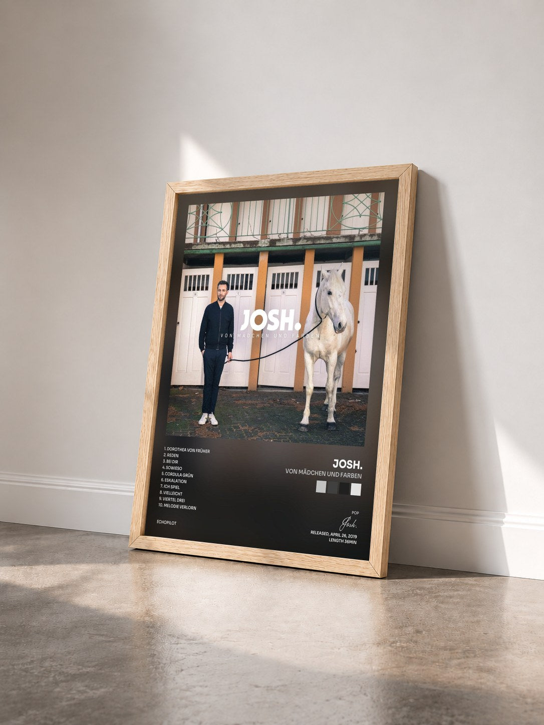 #bois Tableau de l'album Von Mädchen und Farben de Josh. vu de trois quarts, cadre en bois brut