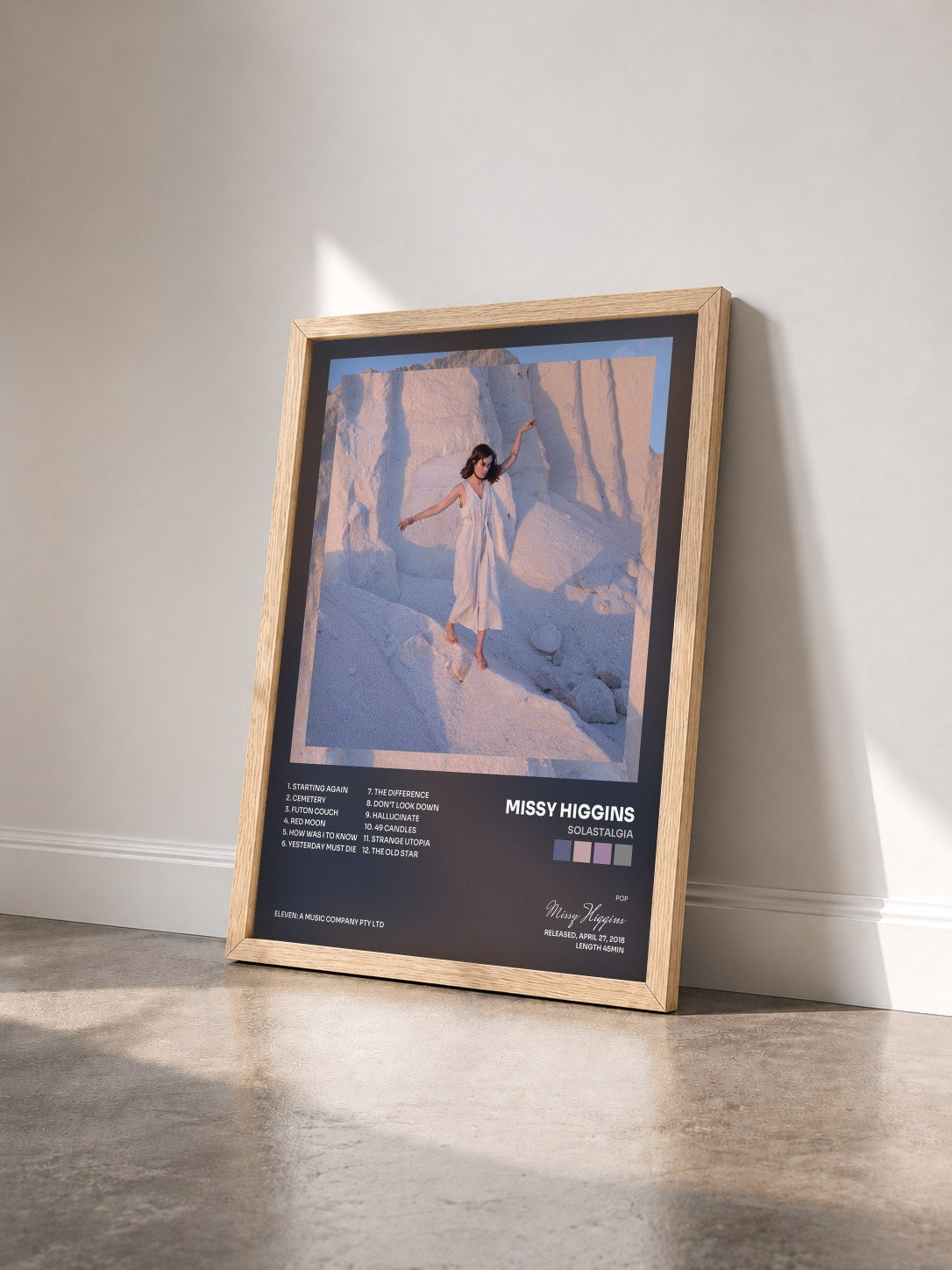 #bois Tableau de l'album Solastalgia de Missy Higgins vu de trois quarts, cadre en bois brut