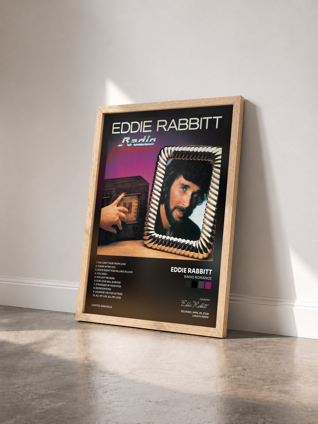 #bois Tableau de l'album Radio Romance de Eddie Rabbitt vu de trois quarts, cadre en bois brut