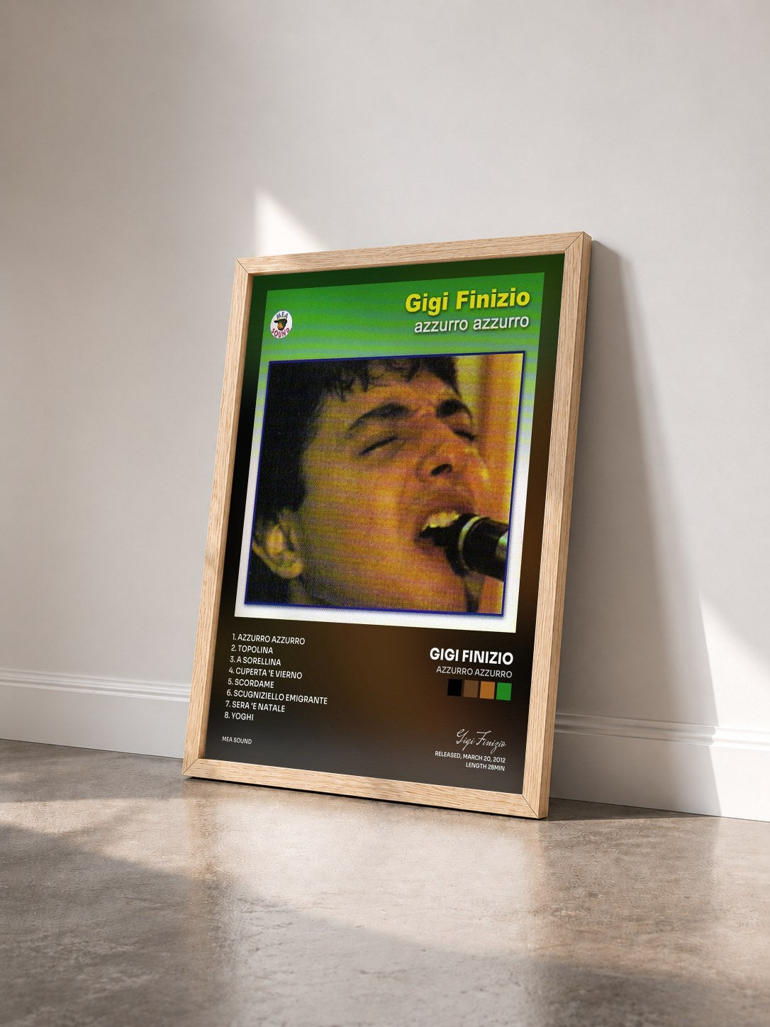 #bois Tableau de l'album Azzurro azzurro de Gigi Finizio vu de trois quarts, cadre en bois brut
