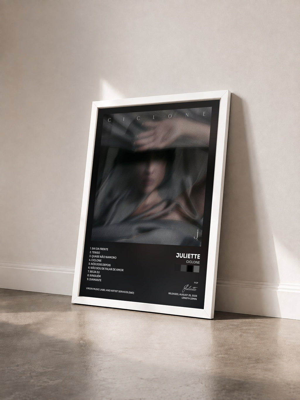 #blanc Tableau de l'album Ciclone de Juliette vu de trois quarts, cadre blanc