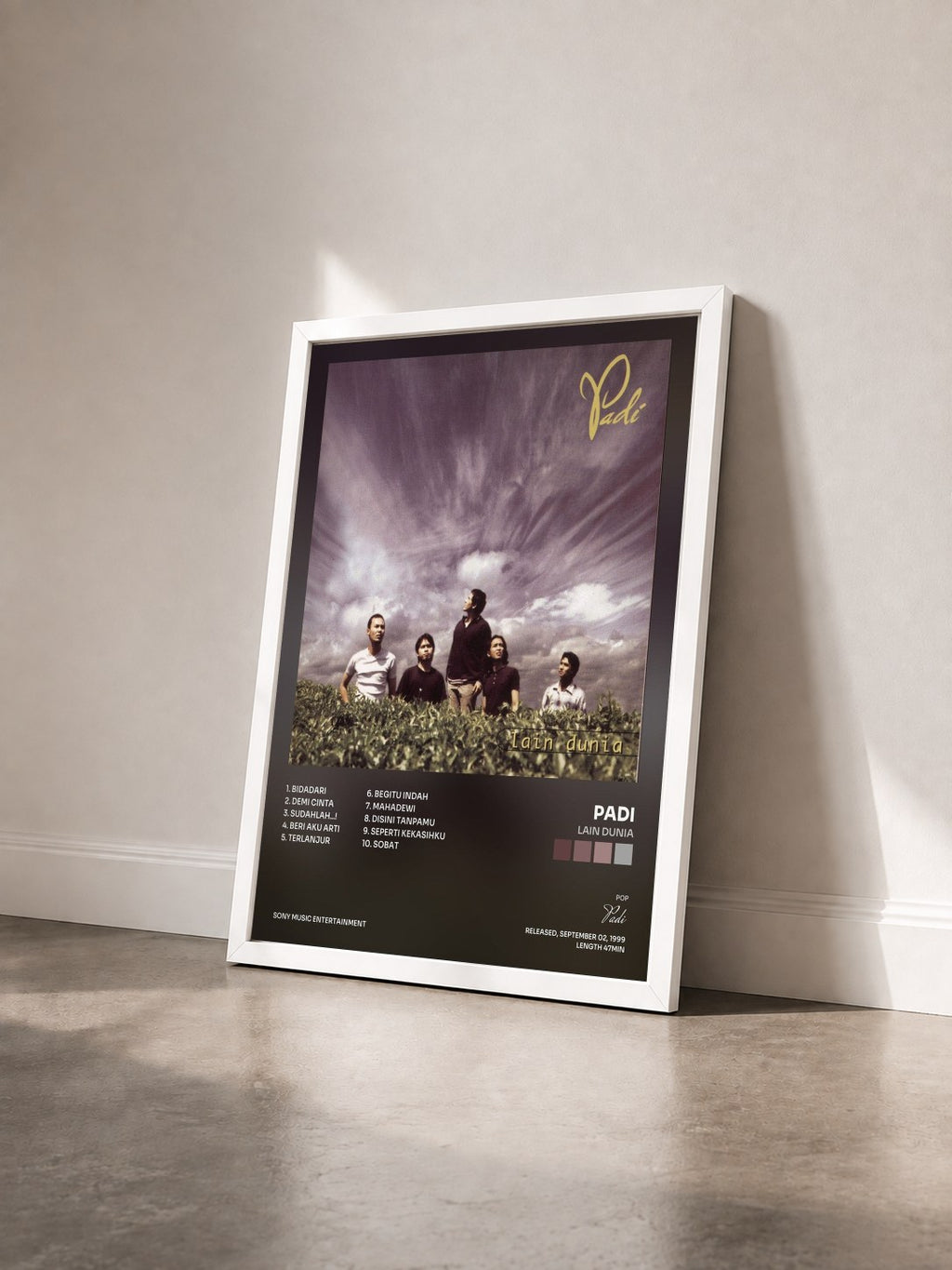 #blanc Tableau de l'album Lain Dunia de Padi vu de trois quarts, cadre blanc