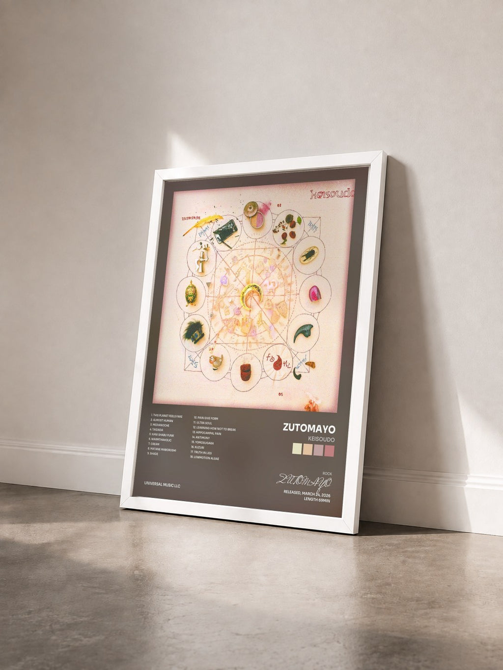 #blanc Tableau de l'album KEISOUDO de ZUTOMAYO vu de trois quarts, cadre blanc