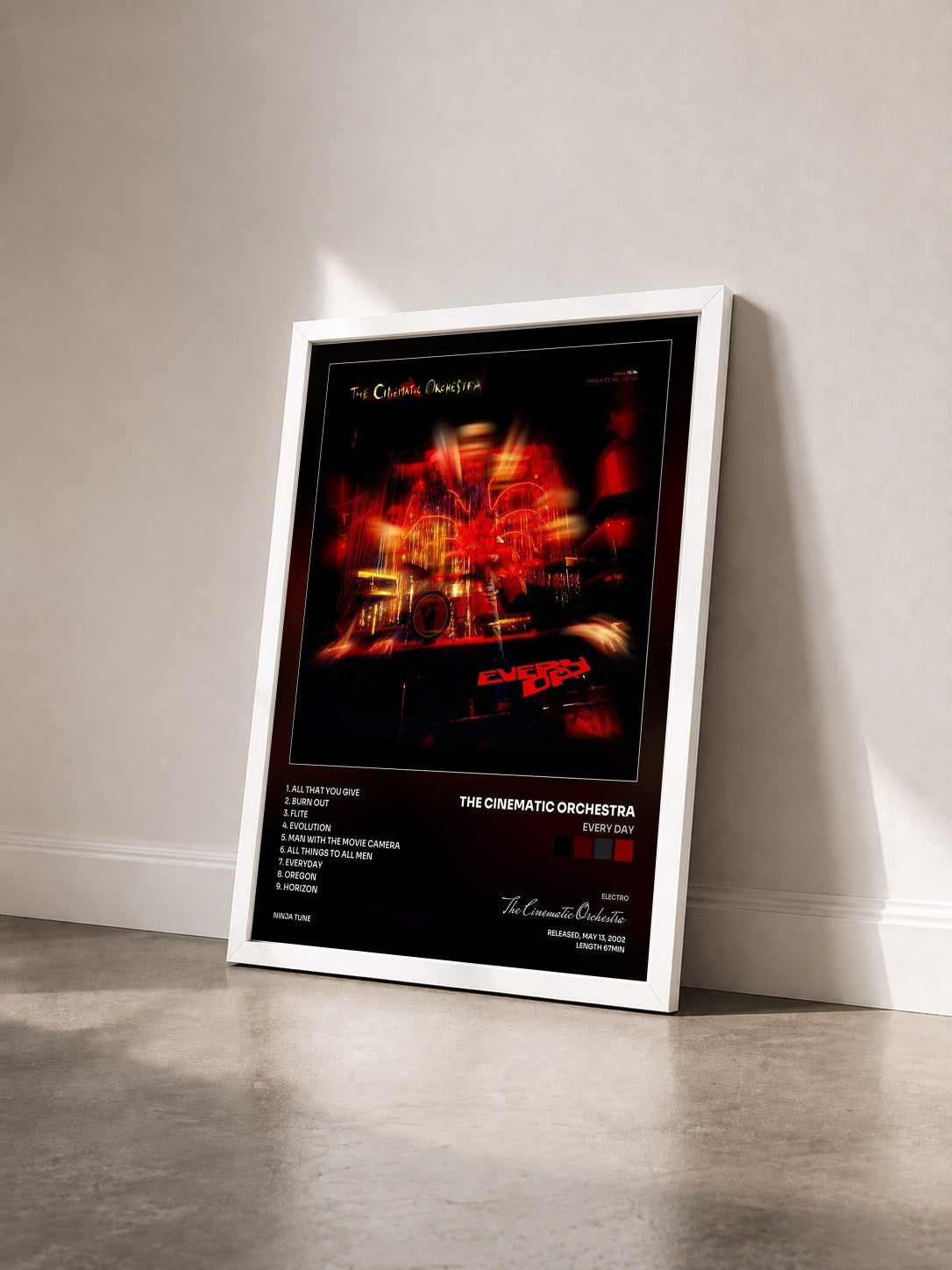 #blanc Tableau de l'album Every Day de The Cinematic Orchestra vu de trois quarts, cadre blanc