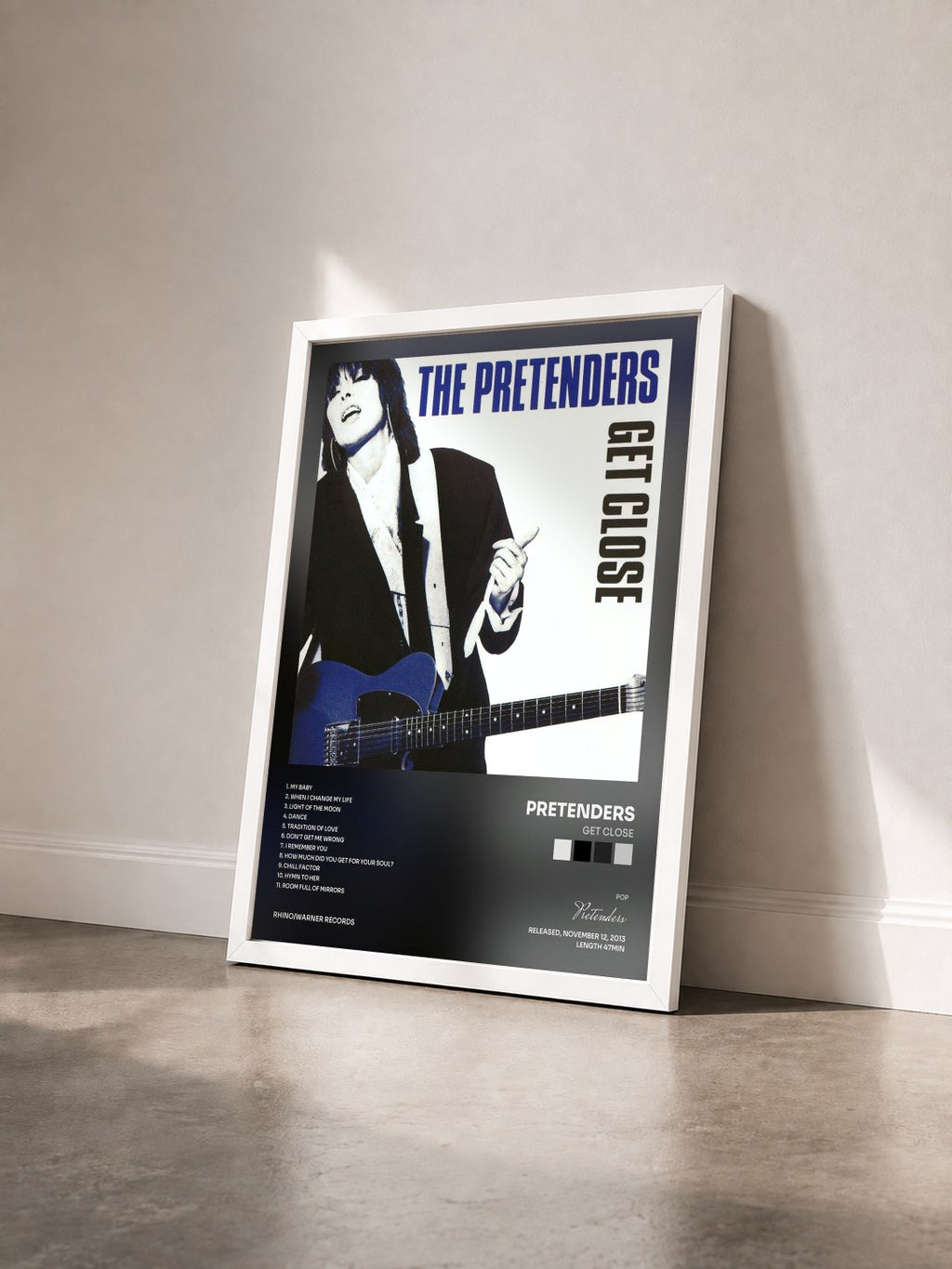 #blanc Tableau de l'album Get Close de Pretenders vu de trois quarts, cadre blanc