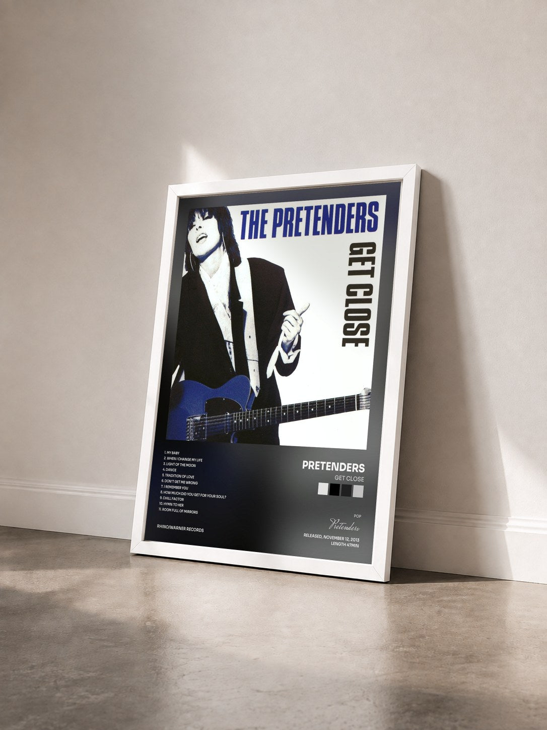 #blanc Tableau de l'album Get Close de Pretenders vu de trois quarts, cadre blanc