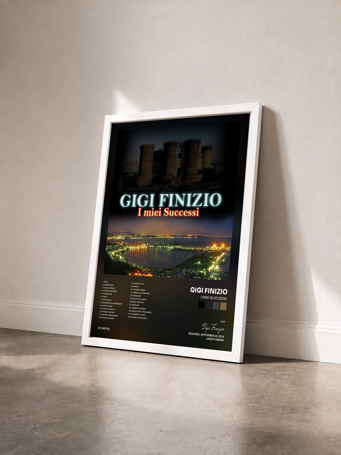 #blanc Tableau de l'album I miei successi de Gigi Finizio vu de trois quarts, cadre blanc