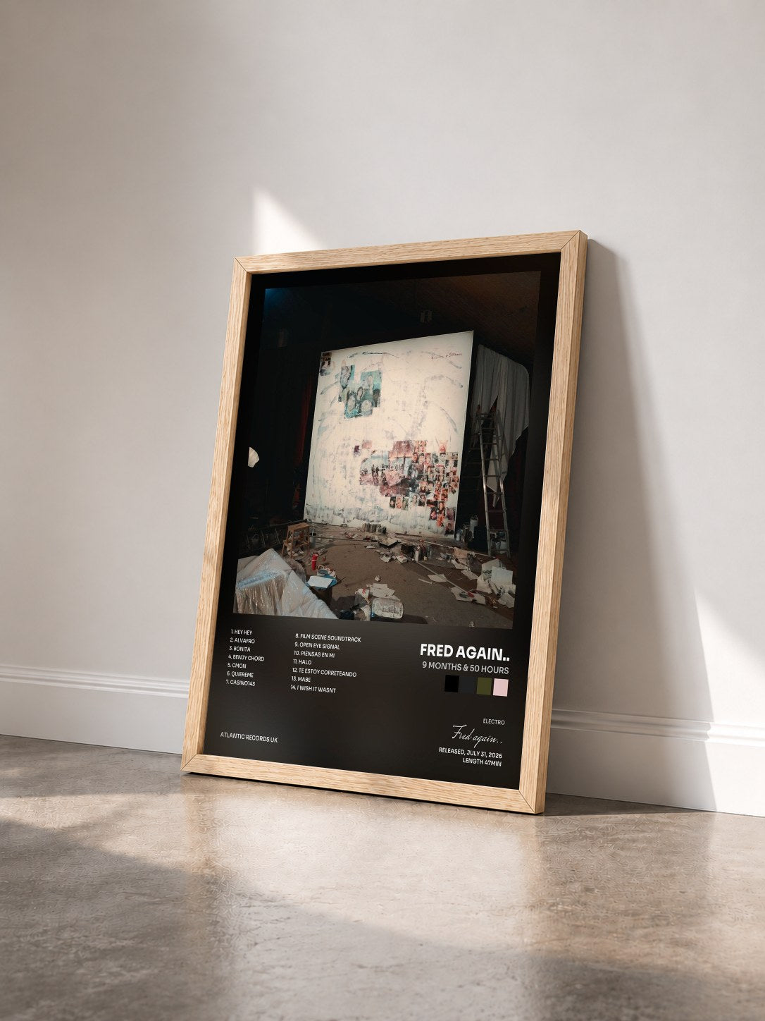 #bois Tableau de l'album 9 months & 50 hours de Fred again.. vu de trois quarts, cadre en bois brut