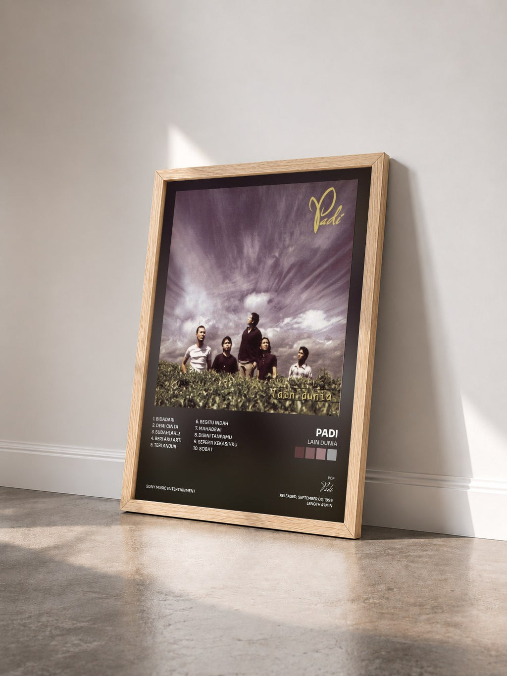 #bois Tableau de l'album Lain Dunia de Padi vu de trois quarts, cadre en bois brut