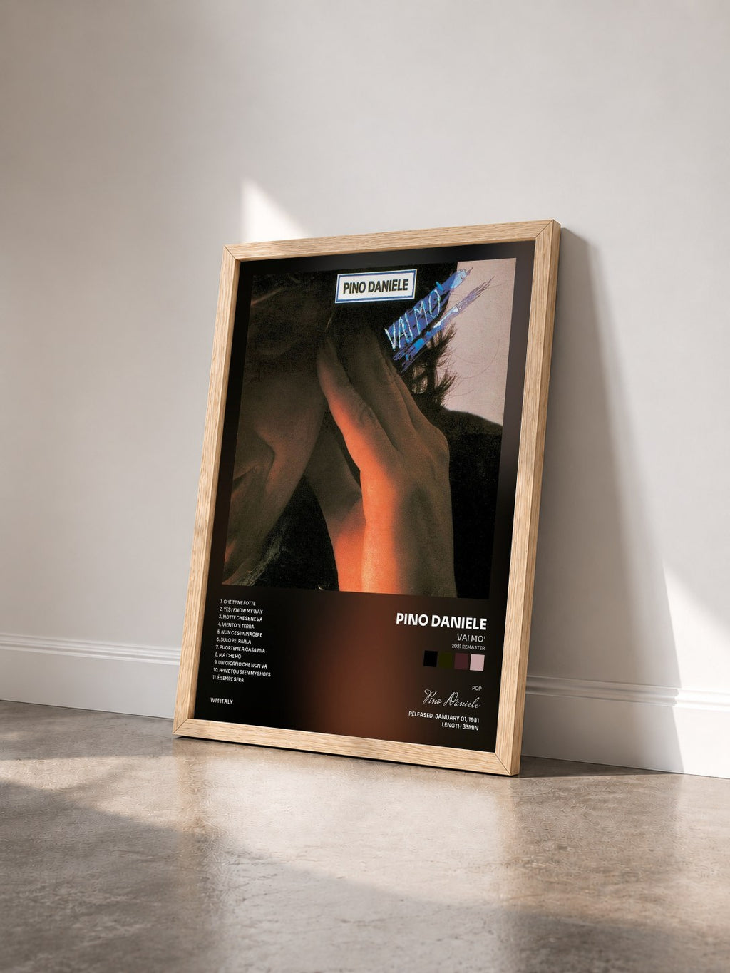 #bois Tableau de l'album Vai mo' (2021 Remaster) de Pino Daniele vu de trois quarts, cadre en bois brut