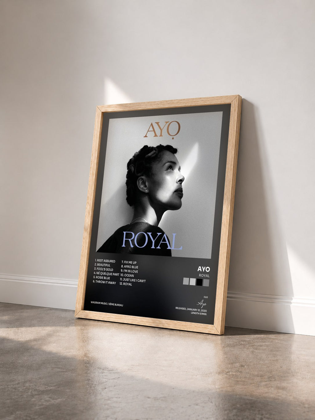 #bois Tableau de l'album Royal de Ayo vu de trois quarts, cadre en bois brut