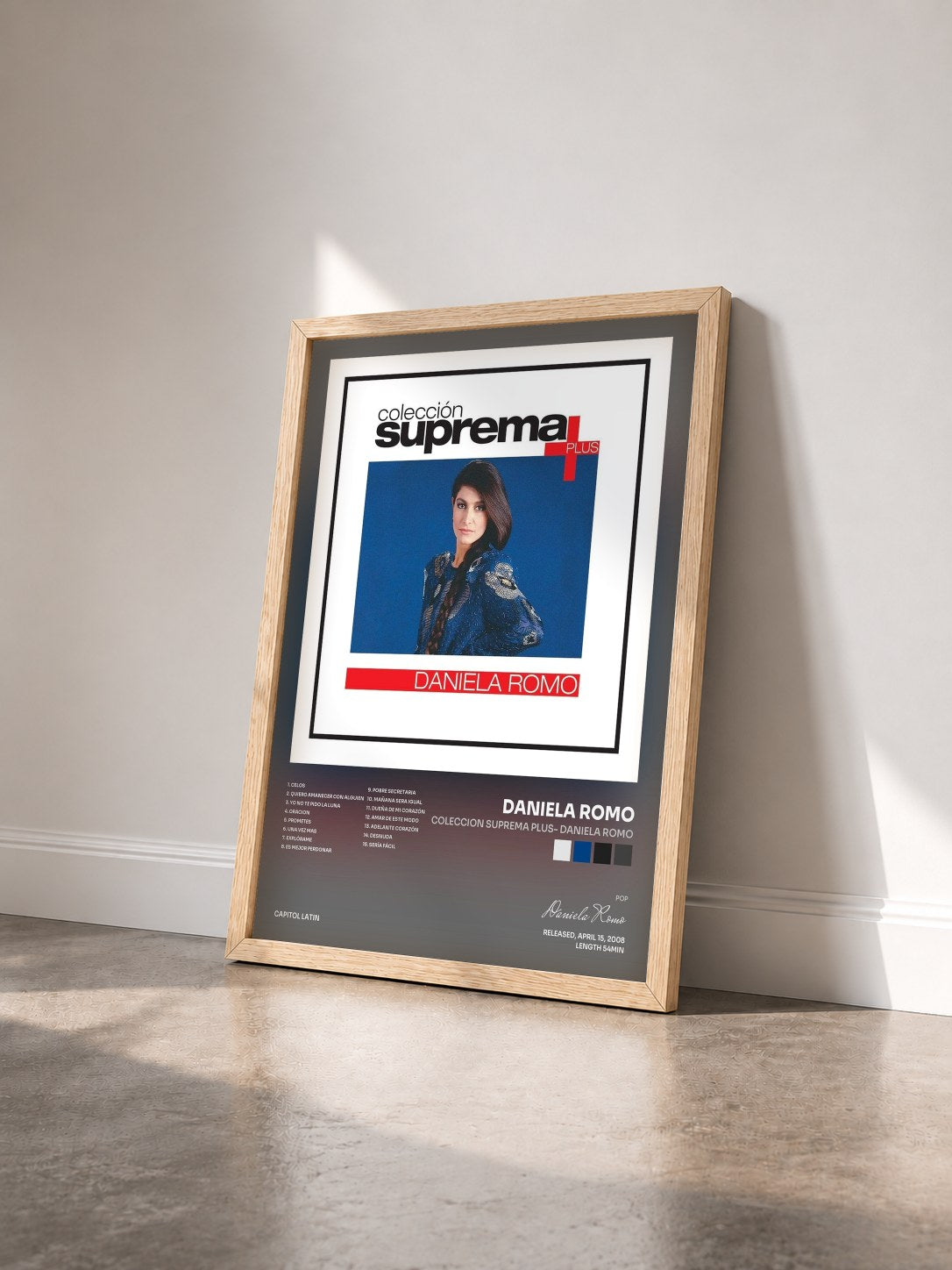 #bois Tableau de l'album Coleccion Suprema Plus- Daniela Romo de Daniela Romo vu de trois quarts, cadre en bois brut