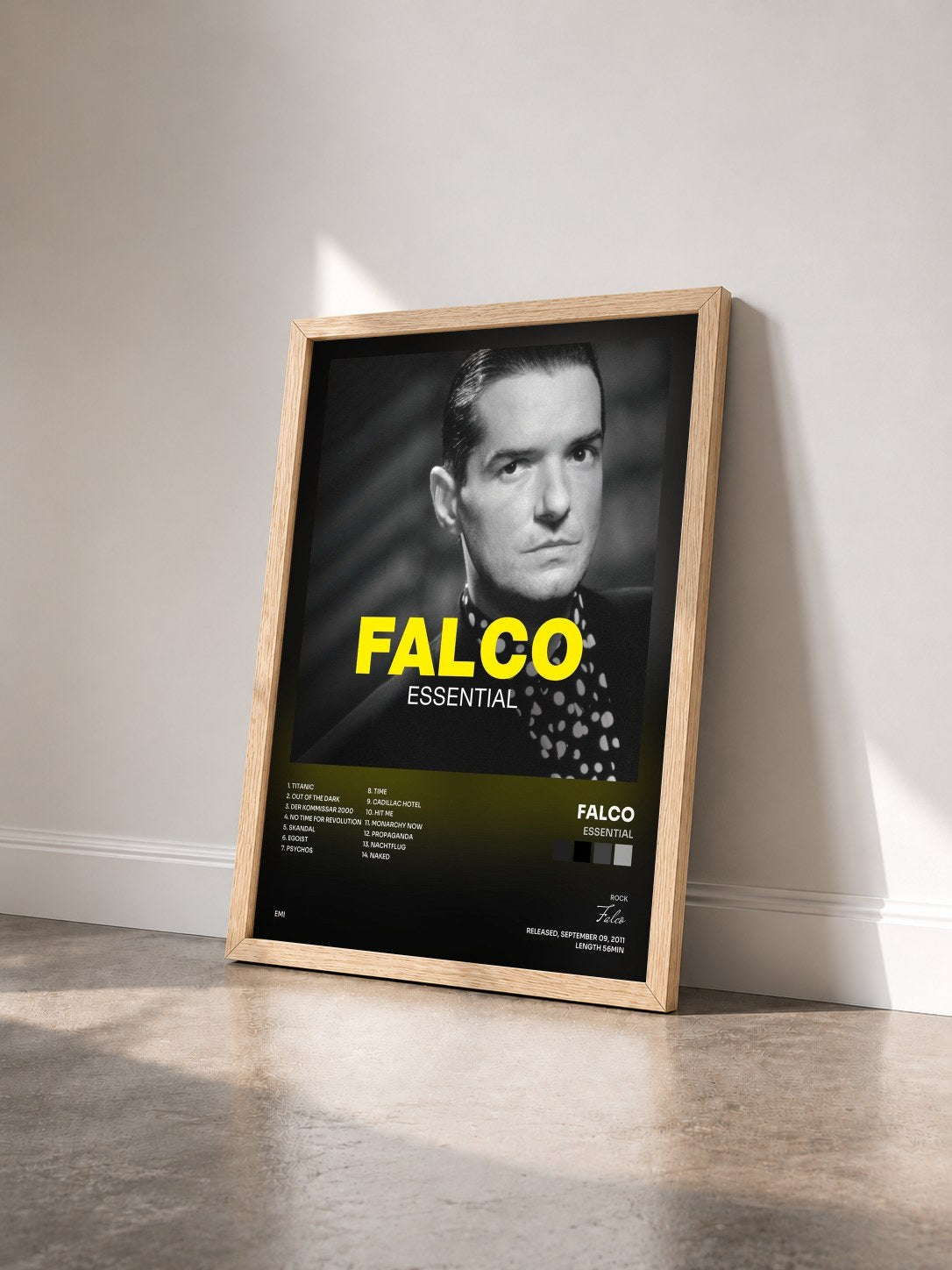 #bois Tableau de l'album Essential de Falco vu de trois quarts, cadre en bois brut