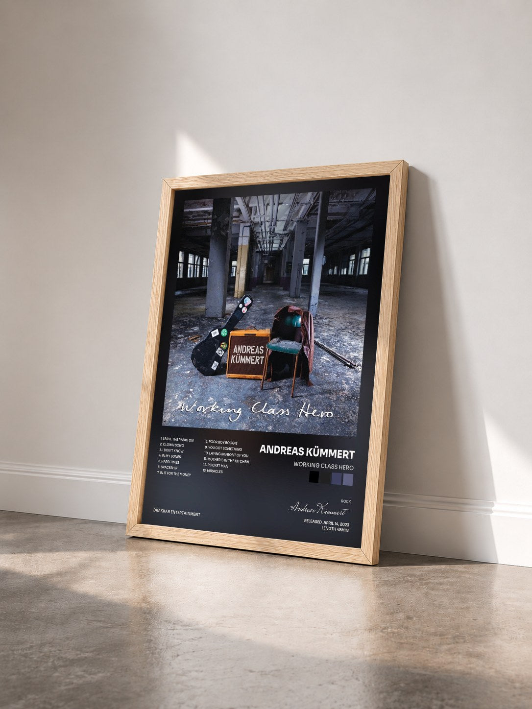 #bois Tableau de l'album Working Class Hero de Andreas Kümmert vu de trois quarts, cadre en bois brut