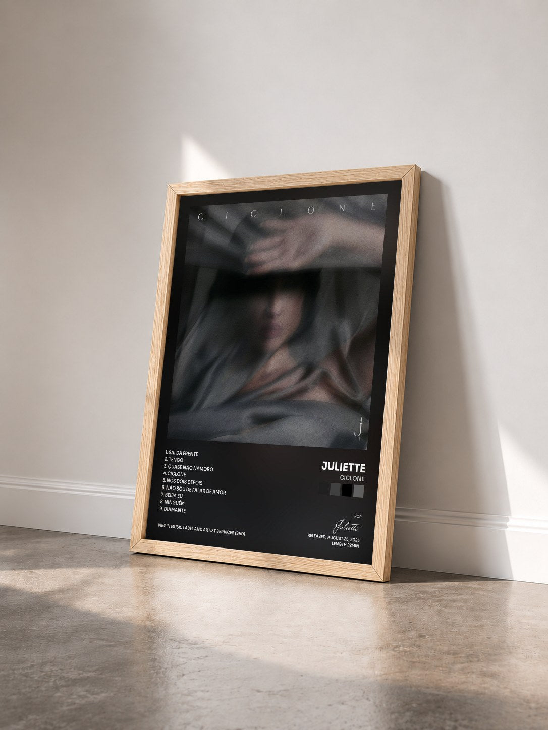 #bois Tableau de l'album Ciclone de Juliette vu de trois quarts, cadre en bois brut