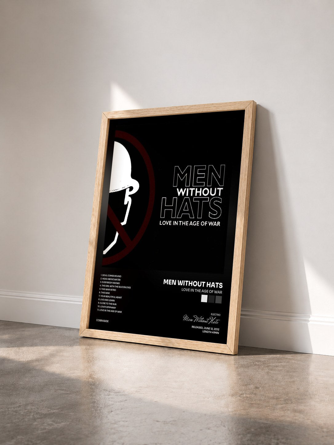 #bois Tableau de l'album Love In The Age Of War de Men Without Hats vu de trois quarts, cadre en bois brut
