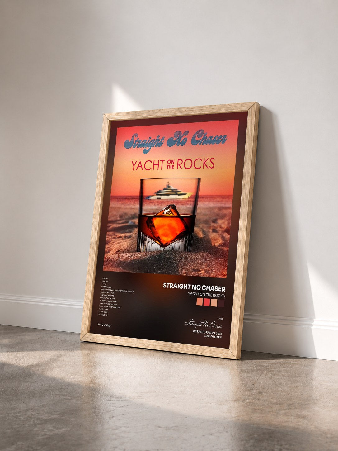 #bois Tableau de l'album Yacht On The Rocks de Straight No Chaser vu de trois quarts, cadre en bois brut