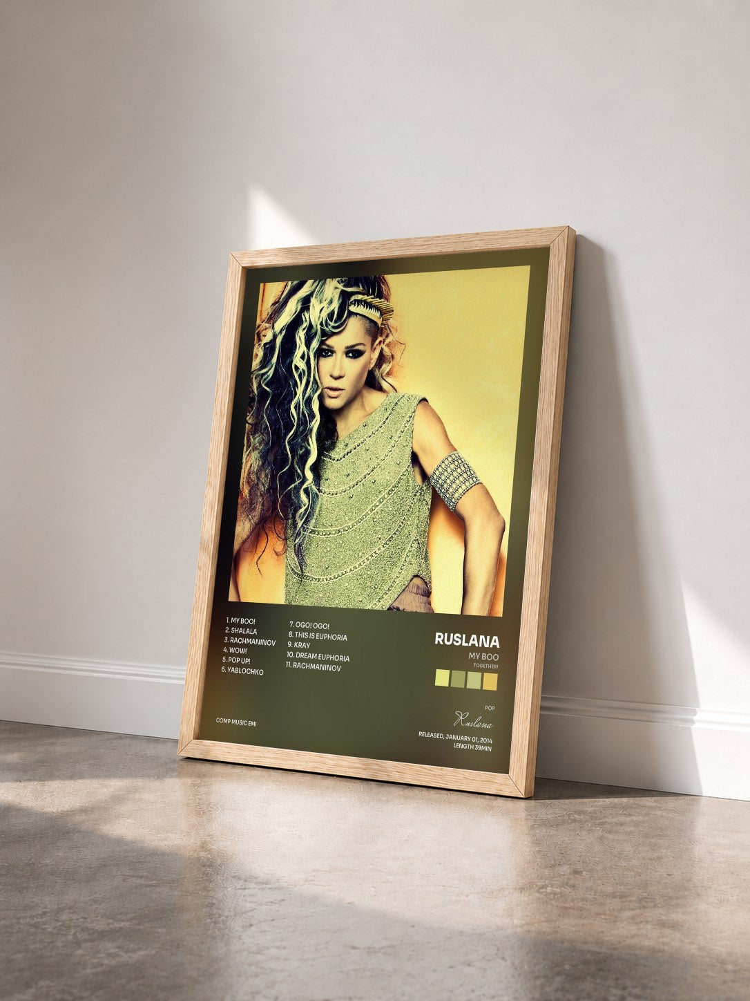 #bois Tableau de l'album My Boo (Together!) de Ruslana vu de trois quarts, cadre en bois brut