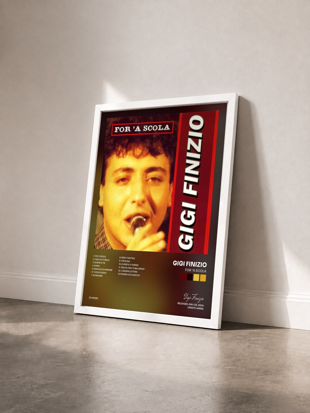 #blanc Tableau de l'album For 'a scola de Gigi Finizio vu de trois quarts, cadre blanc