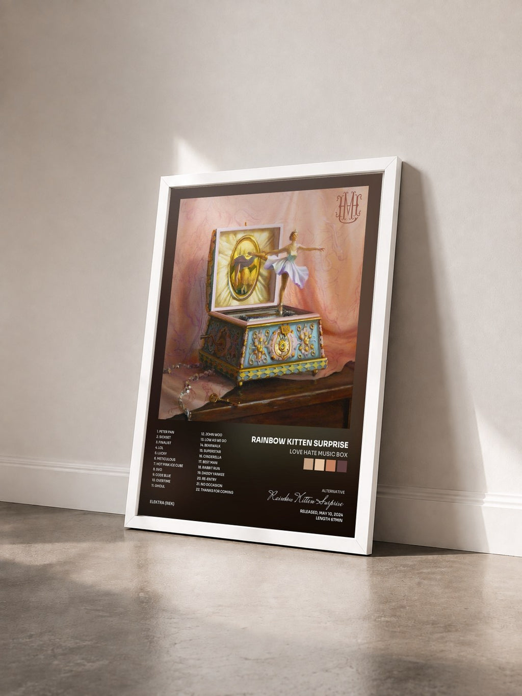 #blanc Tableau de l'album Love Hate Music Box de Rainbow Kitten Surprise vu de trois quarts, cadre blanc
