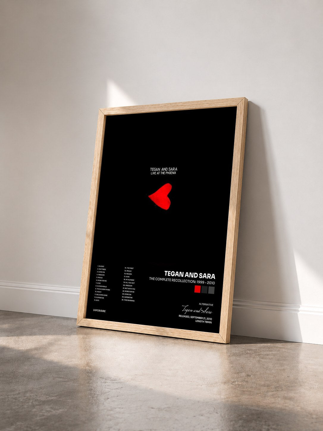 #bois Tableau de l'album The Complete Recollection: 1999 - 2010 de Tegan and Sara vu de trois quarts, cadre en bois brut