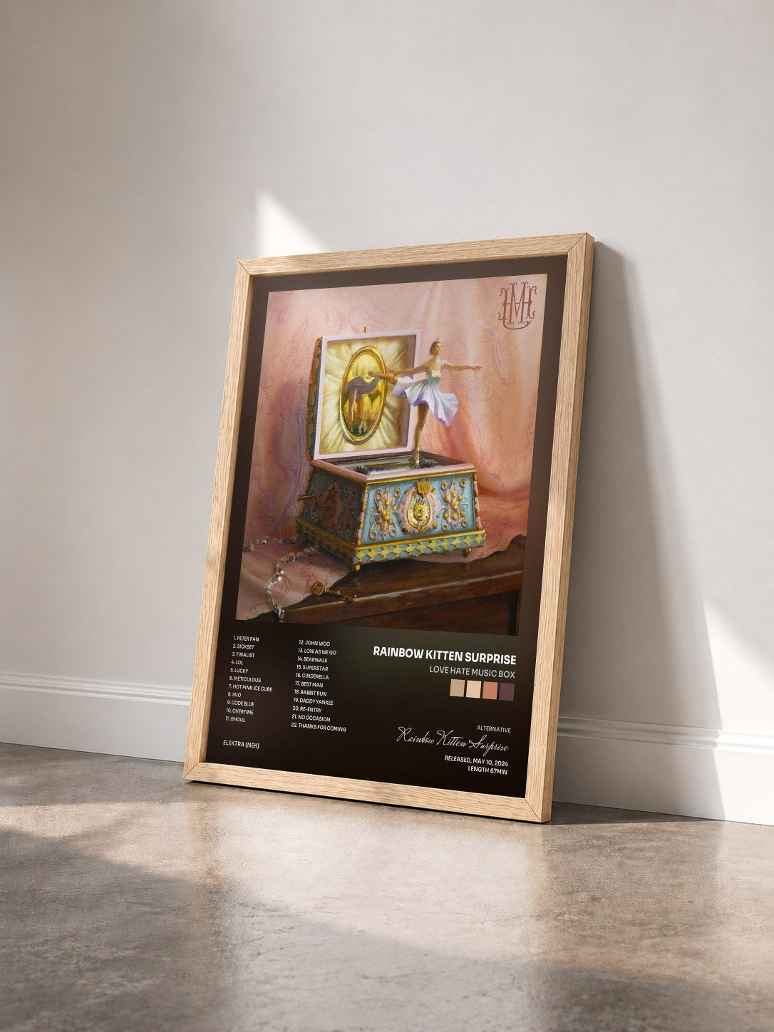 #bois Tableau de l'album Love Hate Music Box de Rainbow Kitten Surprise vu de trois quarts, cadre en bois brut