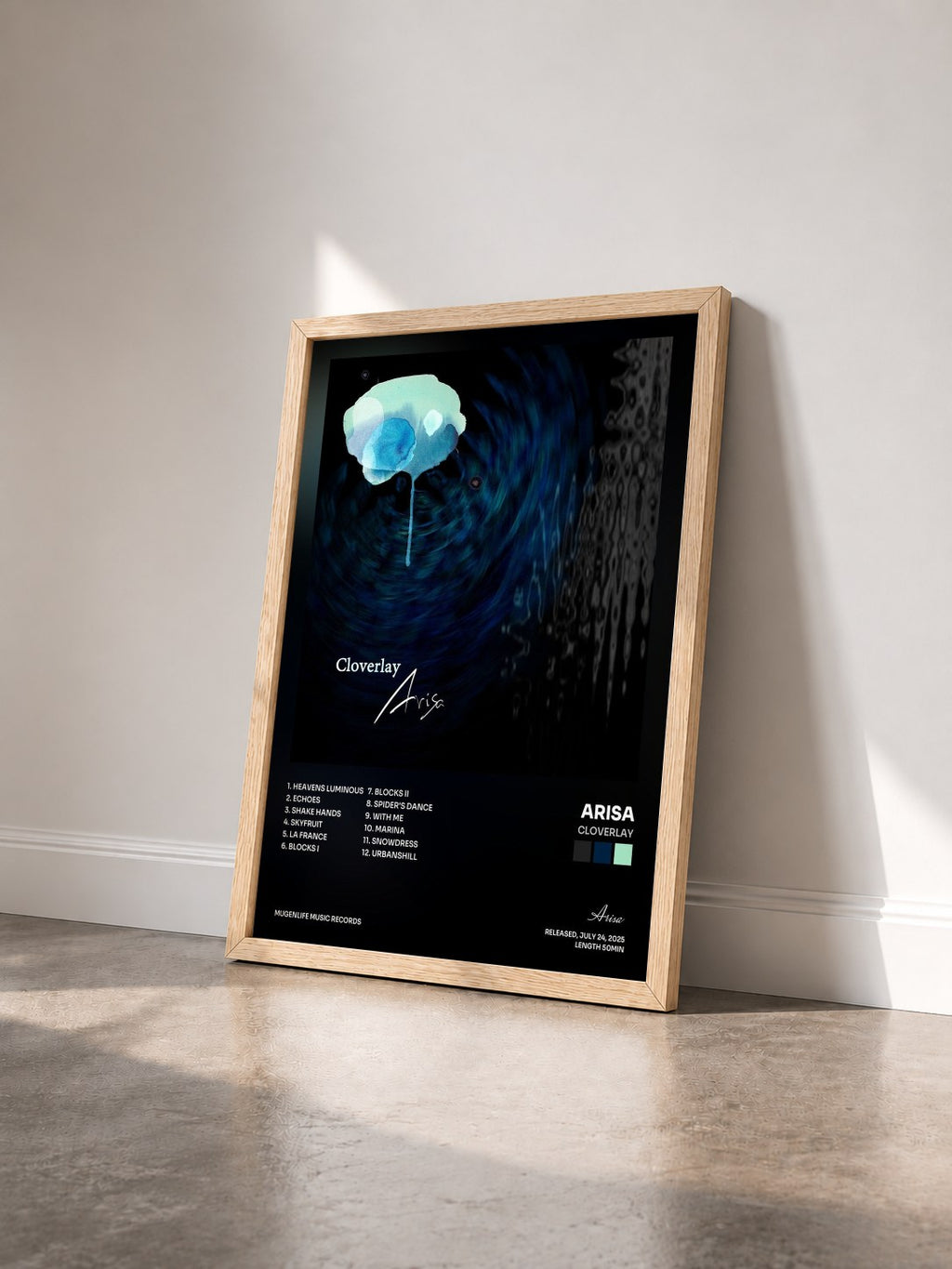 #bois Tableau de l'album Cloverlay de Arisa vu de trois quarts, cadre en bois brut