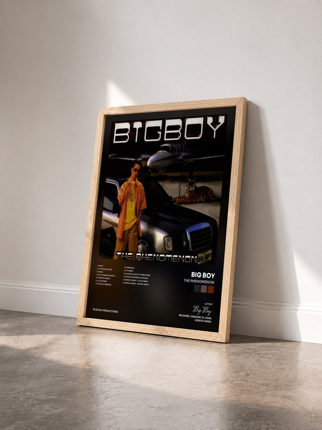 #bois Tableau de l'album The Phenomenon de Big Boy vu de trois quarts, cadre en bois brut
