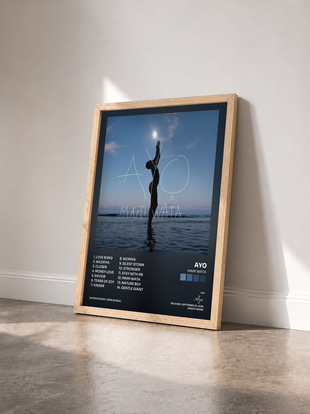 #bois Tableau de l'album Mami Wata de Ayo vu de trois quarts, cadre en bois brut