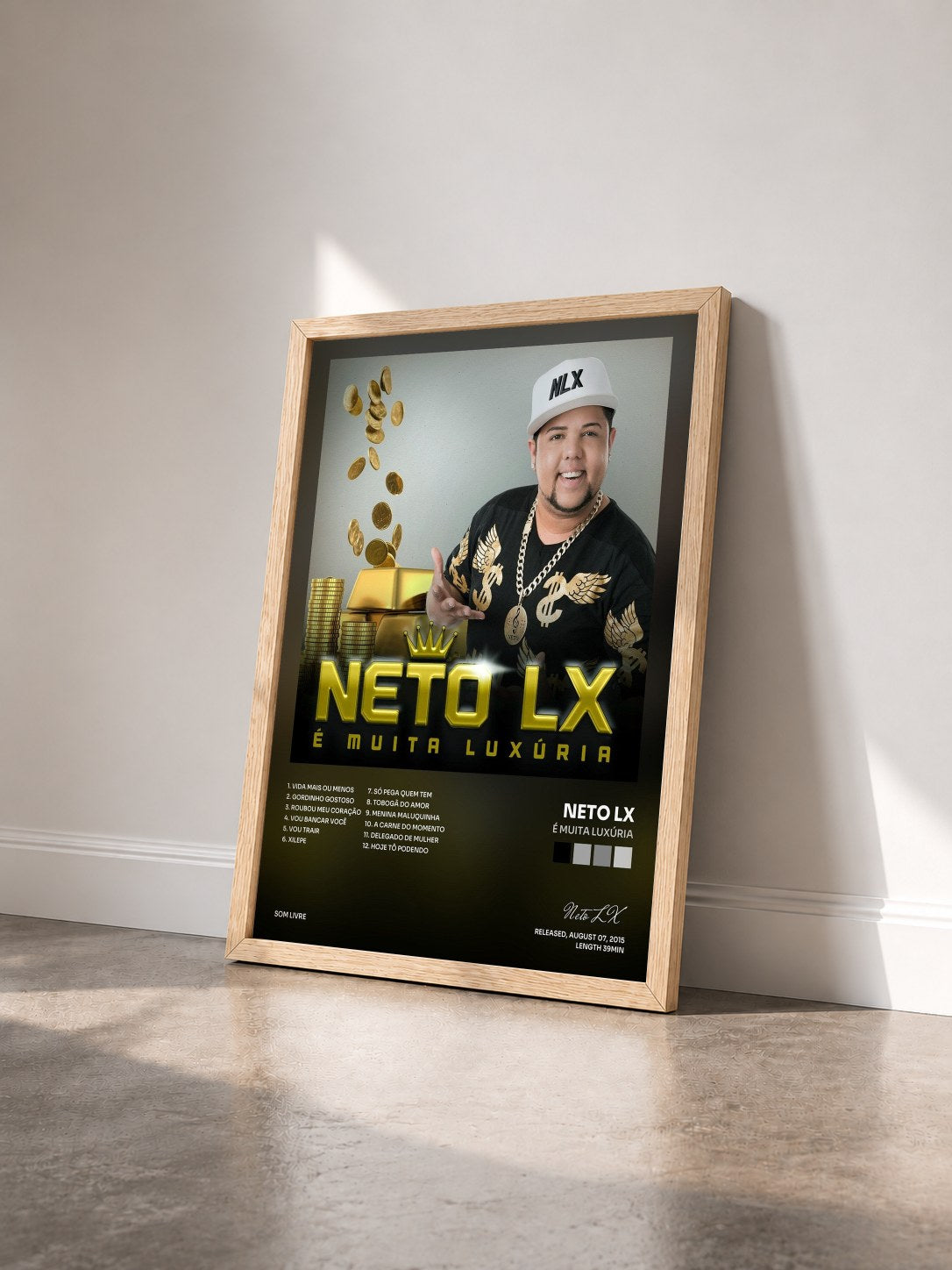 #bois Tableau de l'album É Muita Luxúria de Neto LX vu de trois quarts, cadre en bois brut
