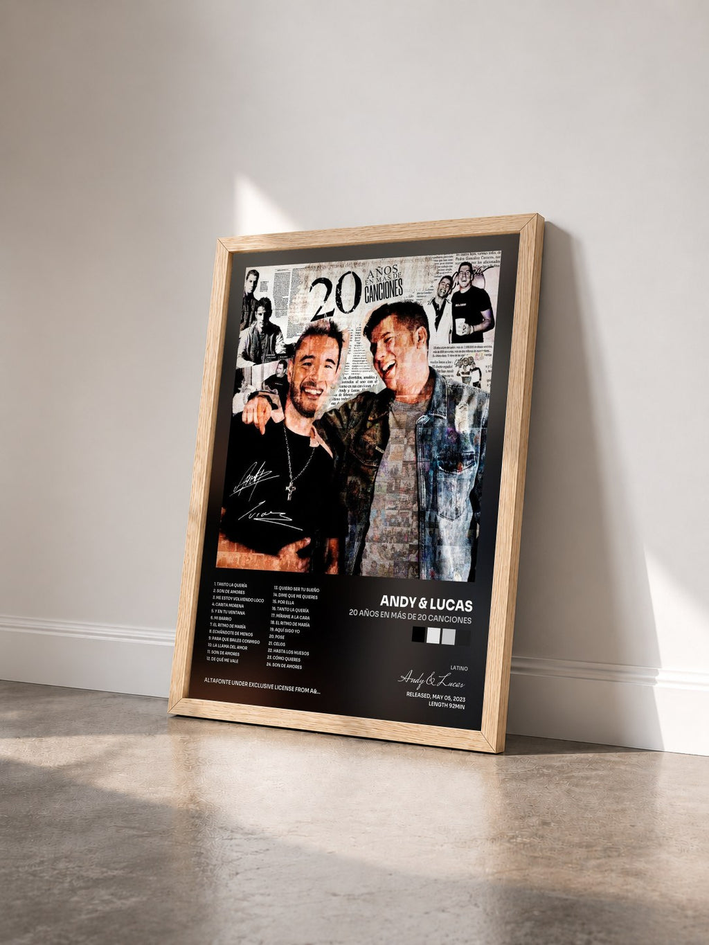 #bois Tableau de l'album 20 Años en Más de 20 Canciones de Andy & Lucas vu de trois quarts, cadre en bois brut