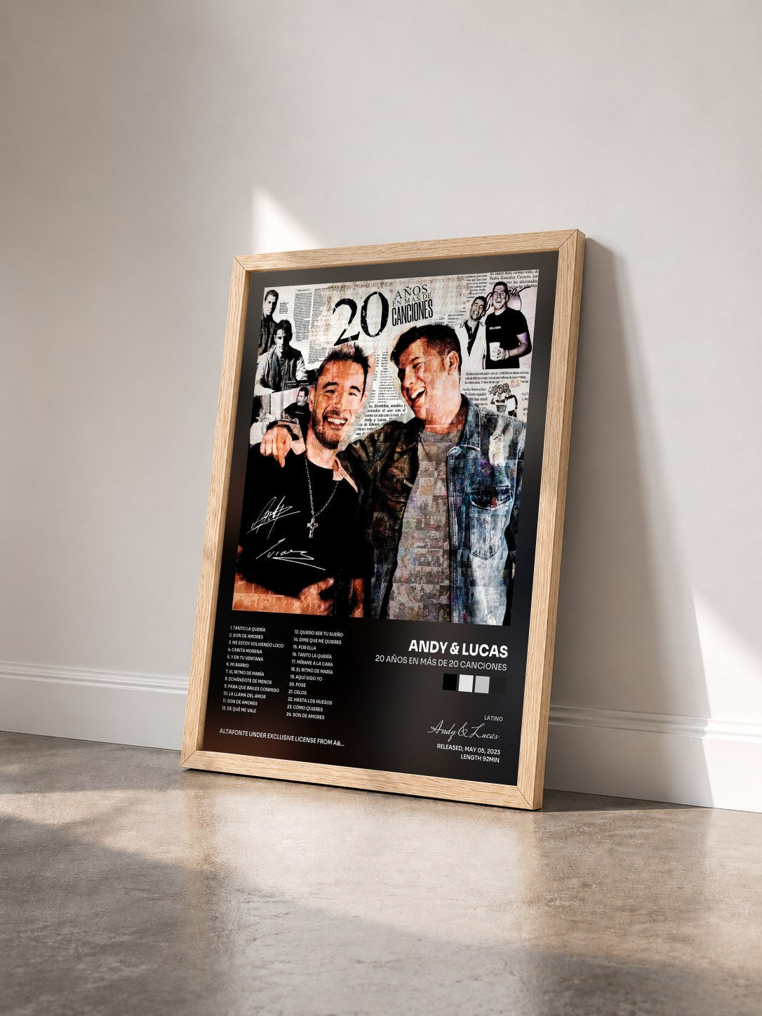 #bois Tableau de l'album 20 Años en Más de 20 Canciones de Andy & Lucas vu de trois quarts, cadre en bois brut