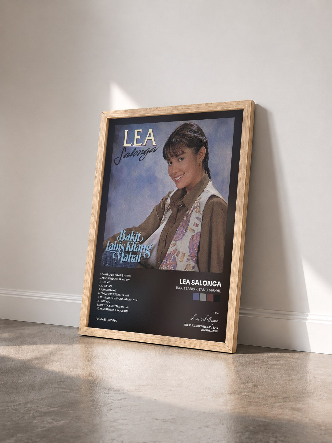 #bois Tableau de l'album Bakit Labis Kitang Mahal de Lea Salonga vu de trois quarts, cadre en bois brut
