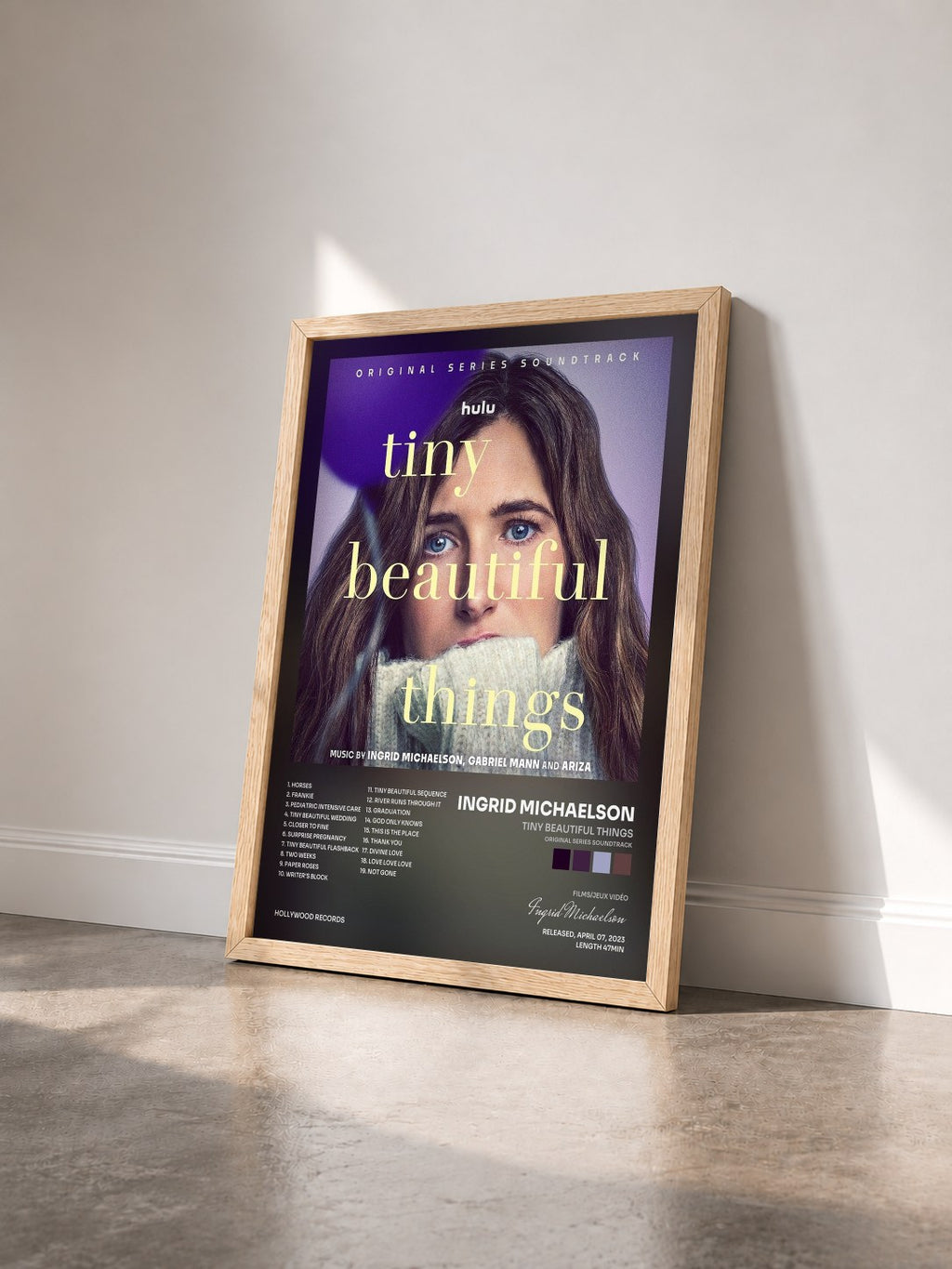 #bois Tableau de l'album Tiny Beautiful Things (Original Series Soundtrack) de Ingrid Michaelson vu de trois quarts, cadre en bois brut