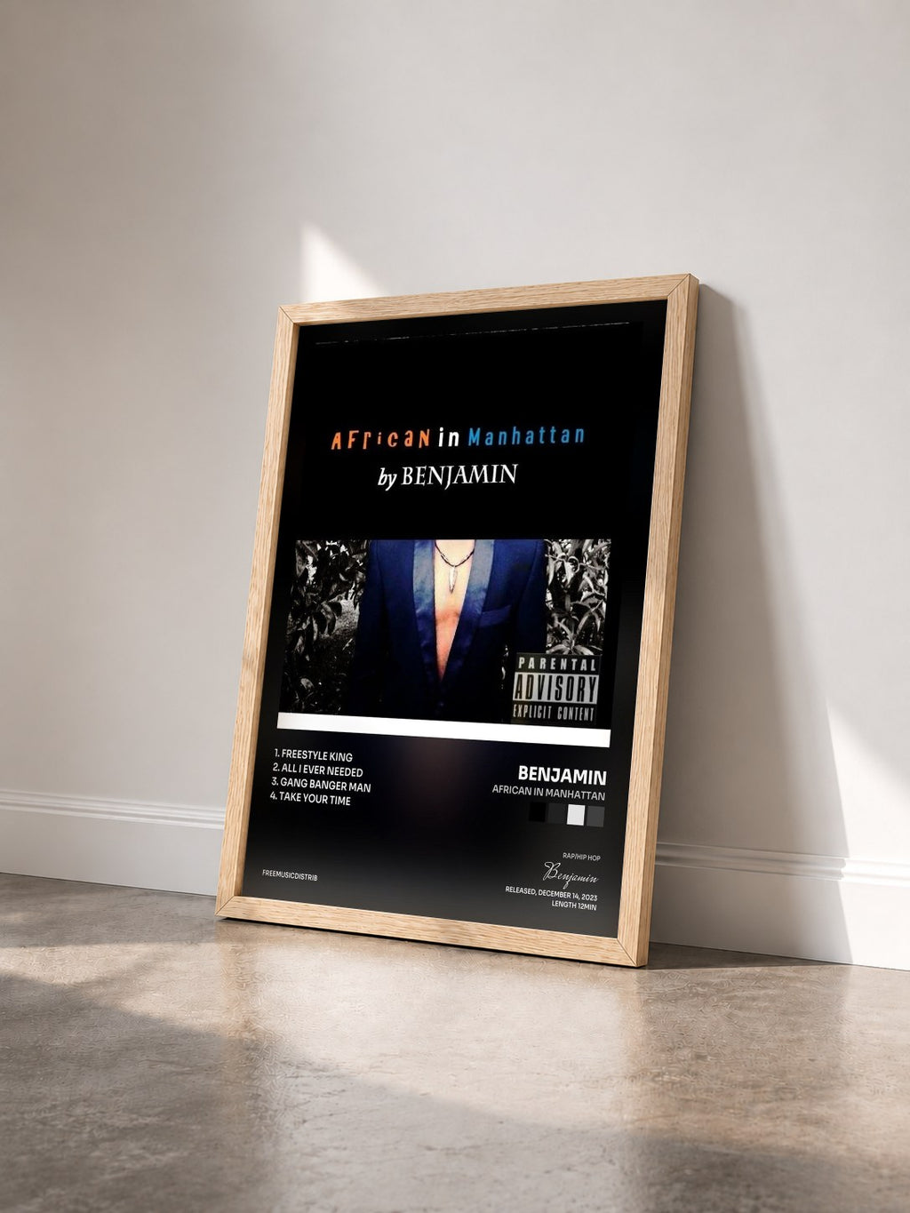 #bois Tableau de l'album African in Manhattan de Benjamin vu de trois quarts, cadre en bois brut