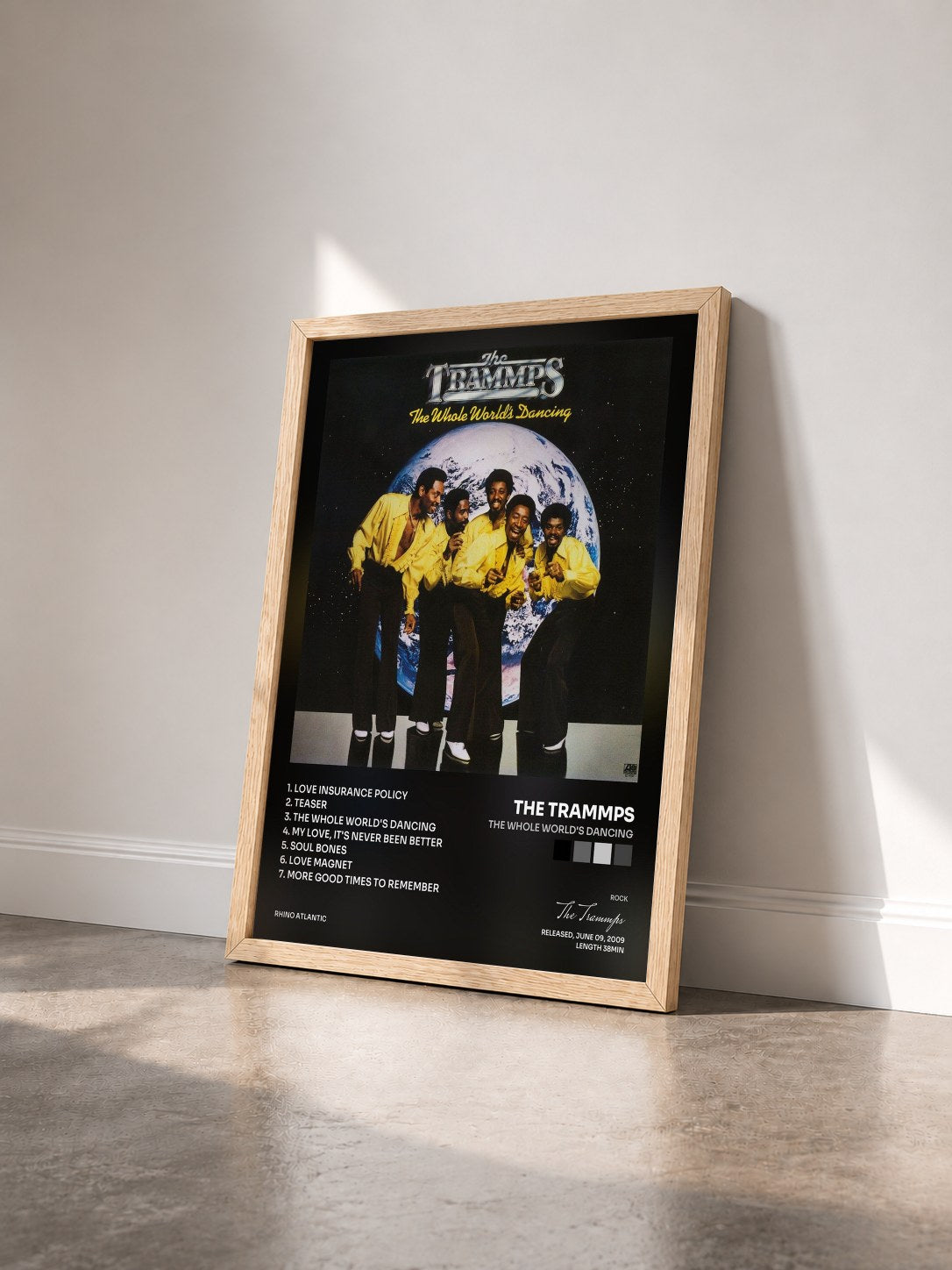 #bois Tableau de l'album The Whole World's Dancing de The Trammps vu de trois quarts, cadre en bois brut