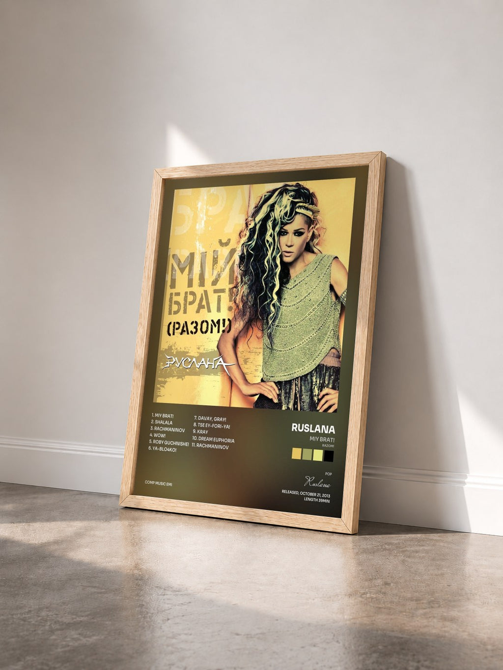 #bois Tableau de l'album Miy Brat! (Razom!) de Ruslana vu de trois quarts, cadre en bois brut