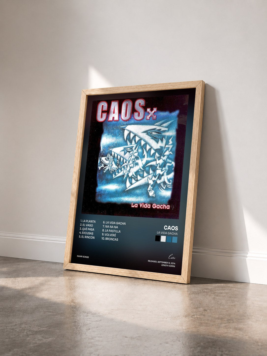 #bois Tableau de l'album La Vida Gacha de Caos vu de trois quarts, cadre en bois brut