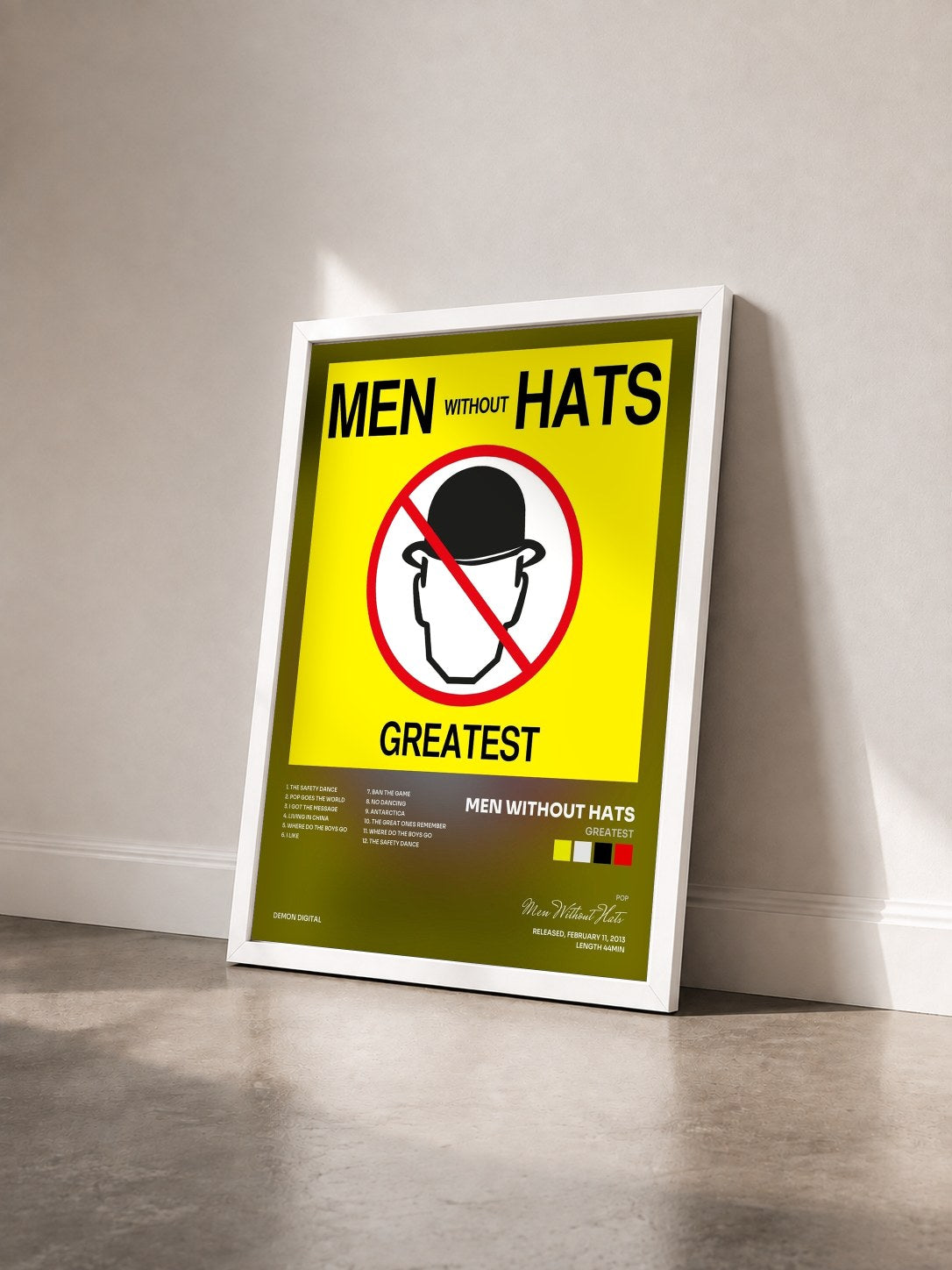 #blanc Tableau de l'album Greatest de Men Without Hats vu de trois quarts, cadre blanc